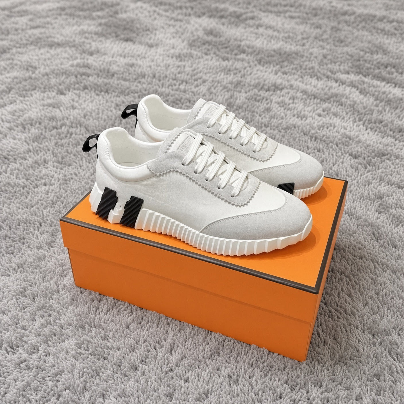 H bouncing trainers